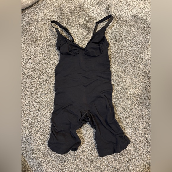Skims Sculpting Bodysuit Romper - Picture 1 of 3